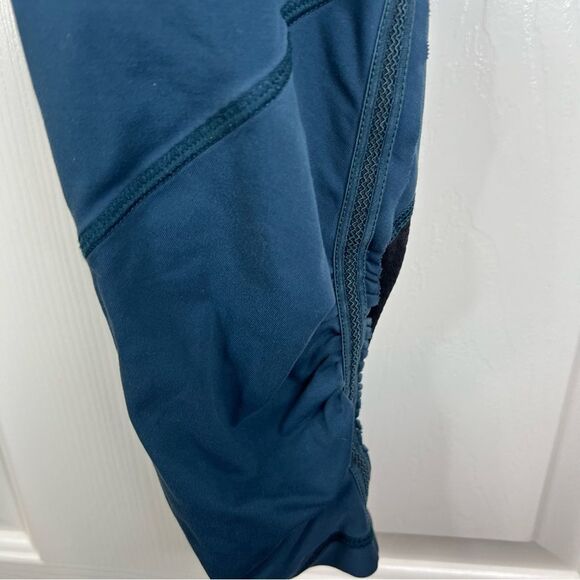 Lululemon‎ Cropped Leggings with Ruched Bottoms Size 4 Pocket in Back Stretch - Picture 2 of 7